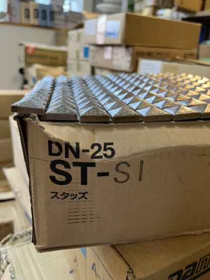 DINAONE ダイナワン タイル DN-25 ST-SI スタッズ シルバー 25×25 ネット張り モザイクタイル メタリック 銀色 内装 内壁 壁 タイル